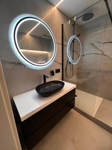 W łazience znajduje się umywalka i lustro. w obiekcie Apartament Konin Makowa w Koninie