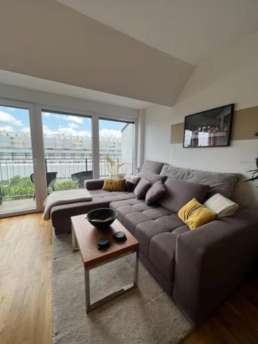 sala de estar con sofá y mesa en Modernes & stillvolles Apartment, en Viena