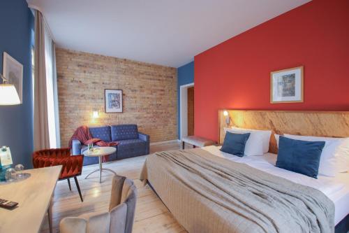 a hotel room with a bed and a red wall at Boutique Hotel Schwarzer Baer in Lutherstadt Wittenberg