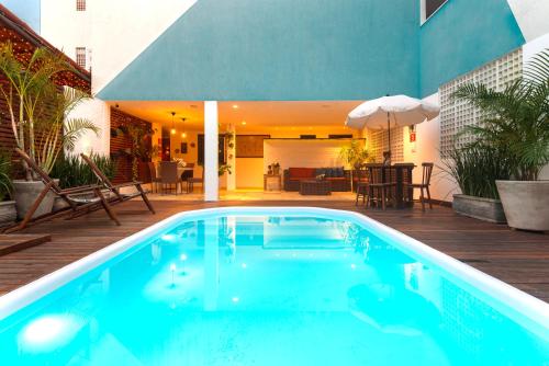 - une piscine en face d'une maison dans l'établissement Valencia Hotel Natal, à Natal