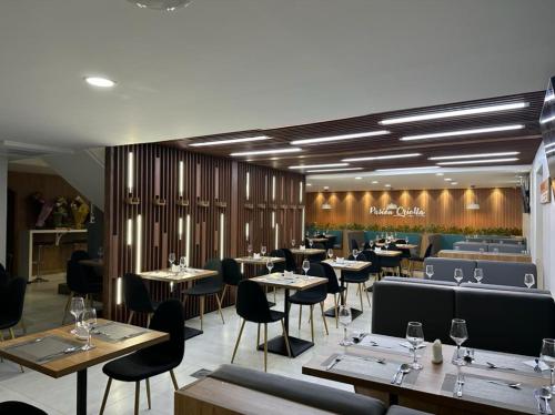- un restaurant avec des tables et des chaises dans une salle dans l'établissement Pan American Hotel, à La Paz
