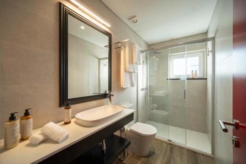 uma casa de banho com um lavatório e um chuveiro em Azores Autêntico Boutique Hotel em Angra do Heroísmo
