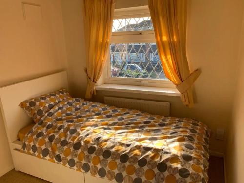 - une petite chambre avec un lit et une fenêtre dans l'établissement Stunning 3-Bed House in Cheadle, à Cheadle