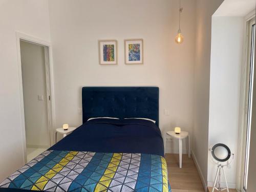- une chambre avec un lit bleu et 2 tables dans l'établissement Magenta MaMa - Comfort & Charm in Nice Carré d'Or - Near beach, à Nice