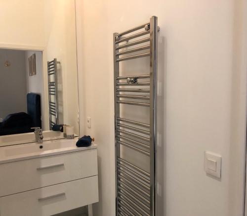 une salle de bain avec un lavabo et un miroir dans l'établissement Magenta MaMa - Comfort & Charm in Nice Carré d'Or - Near beach, à Nice