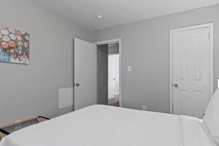 Un ou plusieurs lits dans un hébergement de l'établissement 15 Minutes from Downtown Welcome to Woodbridge