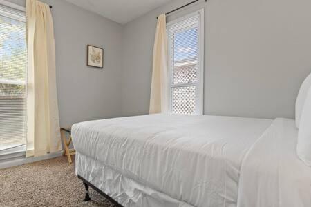Un ou plusieurs lits dans un hébergement de l'établissement 15 Minutes from Downtown Welcome to Woodbridge