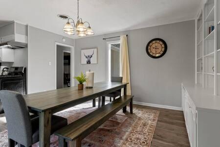 Cuisine ou kitchenette dans l'établissement 15 Minutes from Downtown Welcome to Woodbridge
