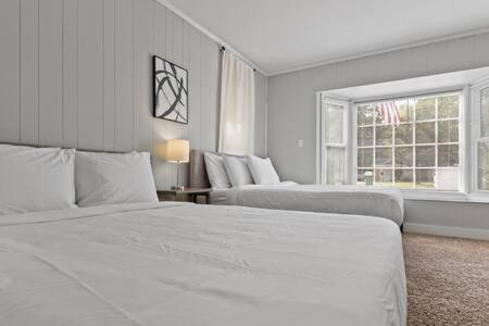 Un ou plusieurs lits dans un hébergement de l'établissement 15 Minutes from Downtown Welcome to Woodbridge
