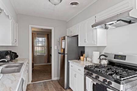 Cuisine ou kitchenette dans l'établissement 15 Minutes from Downtown Welcome to Woodbridge