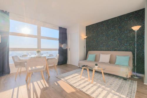 un salon avec un canapé et une table dans l'établissement Lille Gare - 2 pers incredible view on Lille !, à Lille