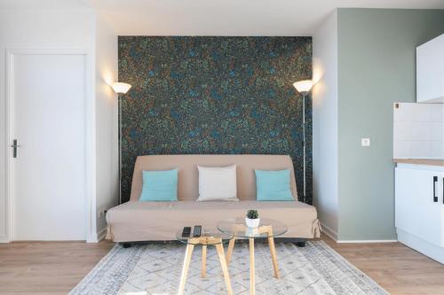 une chambre avec un lit et une table dans l'établissement Lille Gare - 2 pers incredible view on Lille !, à Lille