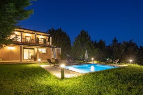 Bazén v ubytování Eleonas Luxury Homes nebo v jeho okolí