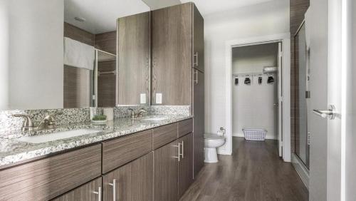 uma casa de banho com dois lavatórios e um WC em Landing Modern Apartment with Amazing Amenities (ID8784X30) em Jacksonville