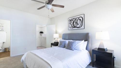En eller flere senge i et værelse på Landing Modern Apartment with Amazing Amenities (ID9136X49)