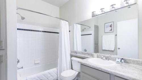 Et badeværelse på Landing Modern Apartment with Amazing Amenities (ID9136X49)