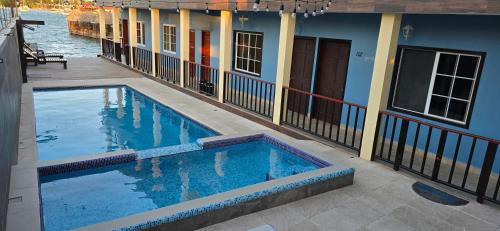 a swimming pool on the side of a building at Hotel Real del Rio in Rio Dulce