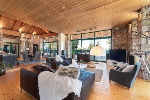 4 BD Luxurious villa with swimming pool