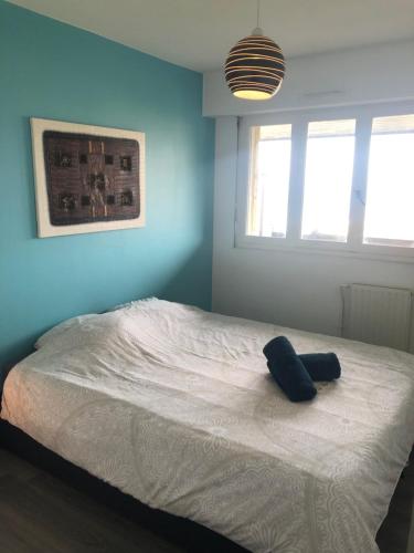 um quarto azul com uma cama com uma parede azul em Bellevue em Villers-sur-Mer