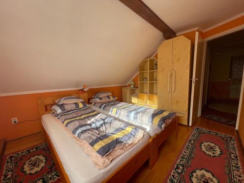 ein Schlafzimmer mit einem großen Bett in einem Zimmer in der Unterkunft Ili Vendégház in Zalakaros
