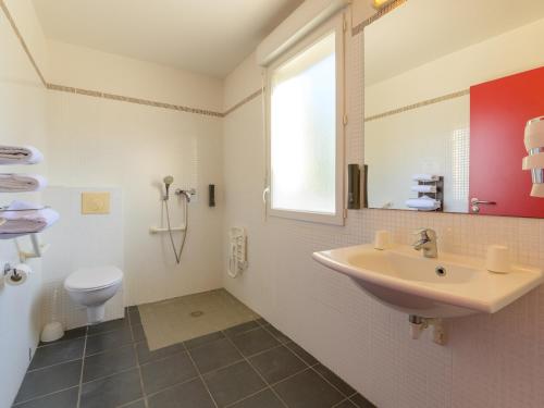 uma casa de banho com um lavatório e um WC em B&B HOTEL Compiègne Thourotte em Thourotte
