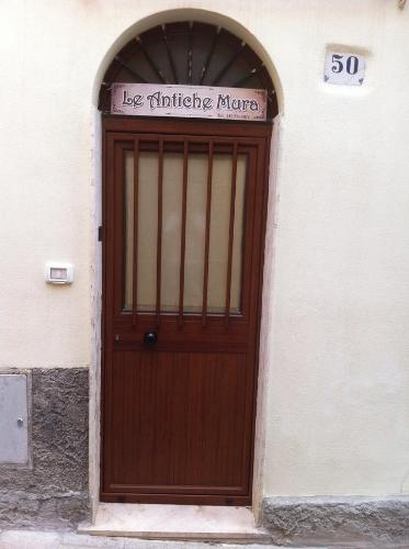 a wooden door with a sign above it at Le Antiche Mura in Sassari