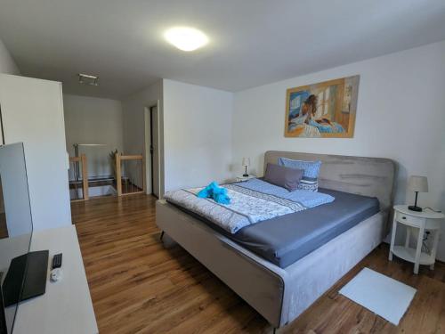 un dormitorio con una cama en una habitación en Ferienwohnung Selma, en Wilhelmshaven