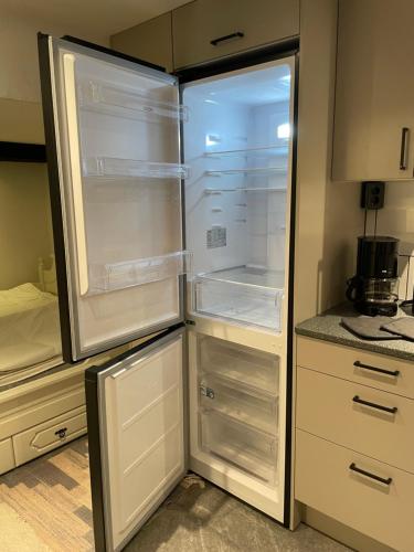 奧勒的住宿－Solbergshyllan，厨房里设有冰箱,门开
