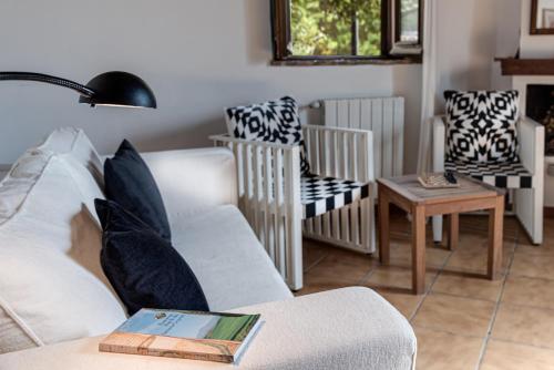 a living room with a couch and two chairs at Country House Art and Garden in Monte Antico