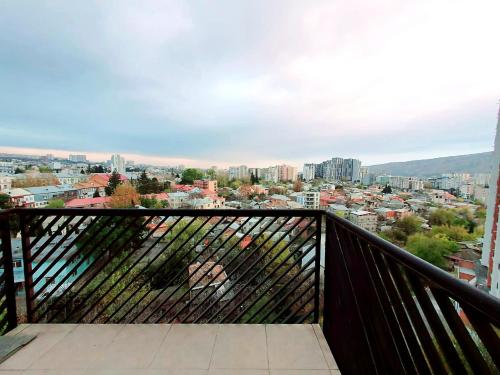 een balkon met uitzicht op de stad bij The nice cozy flat in tbilisi in Tbilisi City