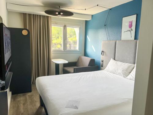 Postel nebo postele na pokoji v ubytování ibis Nîmes Ouest - A9