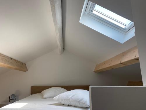 - une chambre avec un lit avec deux oreillers et une fenêtre dans l'établissement LE CABANON DE MARIUS, à Six-Fours-les-Plages