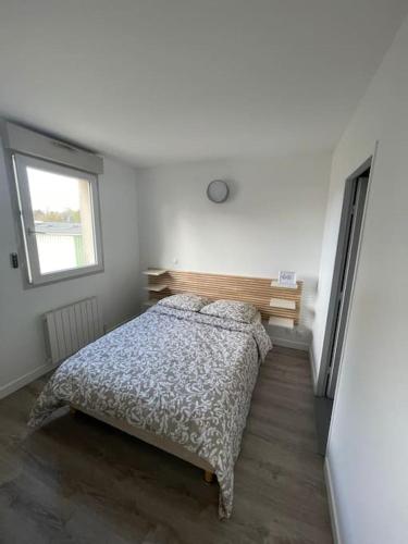 une chambre avec un lit et une fenêtre dans l'établissement Cosy Apartment with Private Parking, à Saulx-les-Chartreux