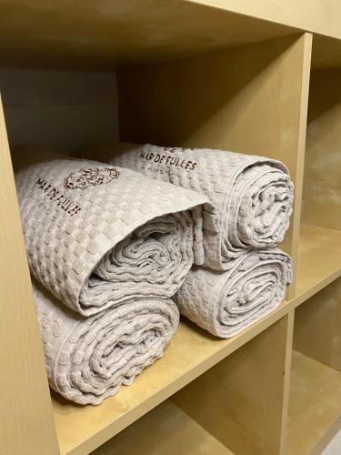 a pile of towels sitting on a shelf at Mar de Fulles in Buarcos