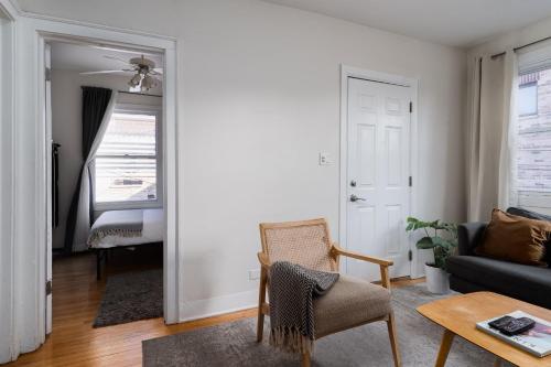 ein Wohnzimmer mit einem Sofa und einem Tisch in der Unterkunft Flexhome Bucktown 2BR C1 - READ INFO in Chicago