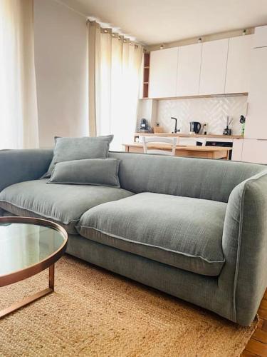 un salon avec un canapé bleu et une table dans l'établissement Paris : Charming 40m² apartment in Nation, à Paris