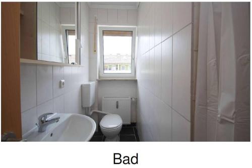 a bathroom with a white toilet and a sink at 2: Einfache 1-Zimmer Wohnung in Bad Wörishofen in Bad Wörishofen