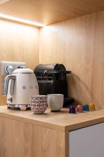 - un comptoir avec une cafetière et des tasses dans l'établissement New Luxury and Cozy apartment - Notre Dame, à Paris