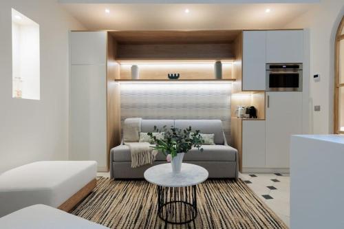 un salon avec un canapé et une table dans l'établissement New Luxury and Cozy apartment - Notre Dame, à Paris