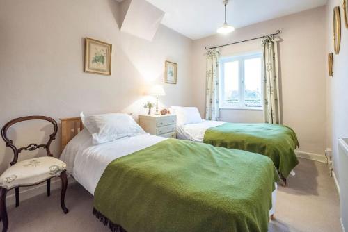 Кровать или кровати в номере Mole Cottage, Orford