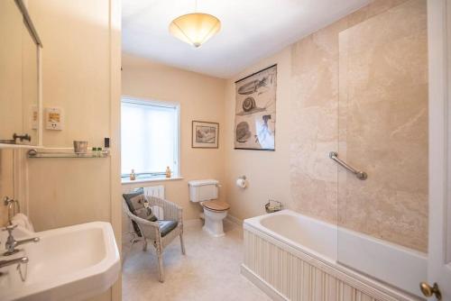 Bilik mandi di Mole Cottage, Orford