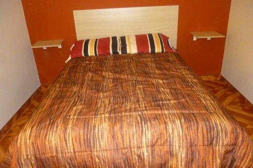 a bedroom with a large bed in a room at Arum Qurpawasi Hospedaje in Cabanaconde