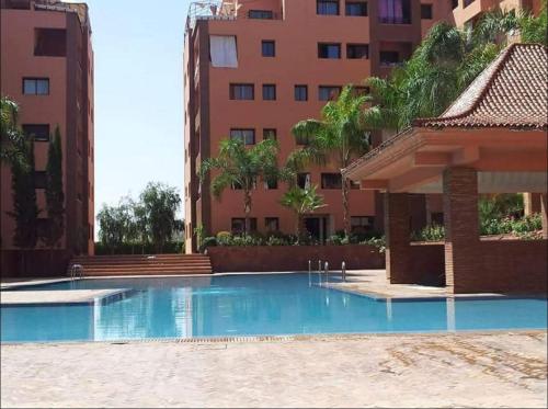 an empty swimming pool in front of a building at Appartement a Marrakech in Marrakech