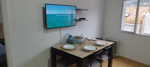 a room with a table with a tv on the wall at Puerto Pesquero de Cariño in Cariño