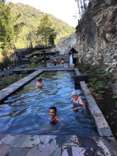 a group of people swimming in a swimming pool at La Casona Puelo Lodge in Cochamó