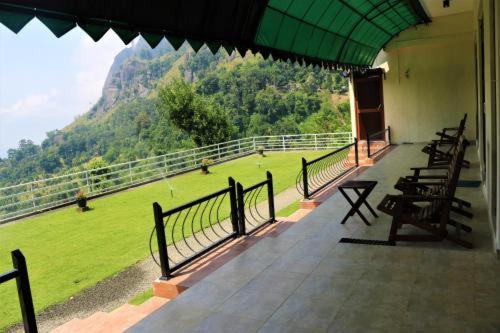 einen Balkon eines Gebäudes mit Blick auf ein Feld in der Unterkunft Edge Resort in Modakandiya