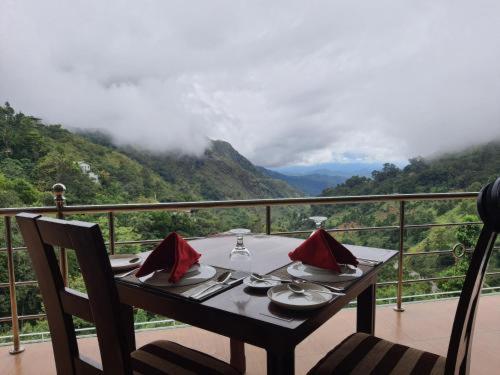 Edge Resort في Modakandiya: طاولة على شرفة مطلة على جبل