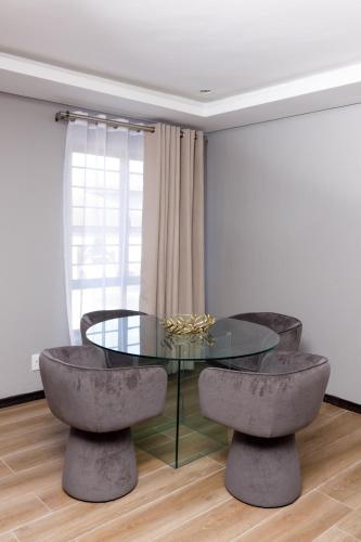 Ruang duduk di Uptown Apartments - Garden Pavillion
