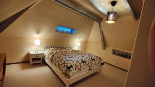 Ένα ή περισσότερα κρεβάτια σε δωμάτιο στο Idyllische Alte Schmiede beim Sorpesee