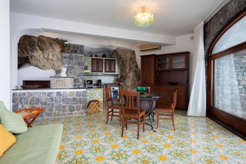 Η κουζίνα ή μικρή κουζίνα στο Villa Magnifico